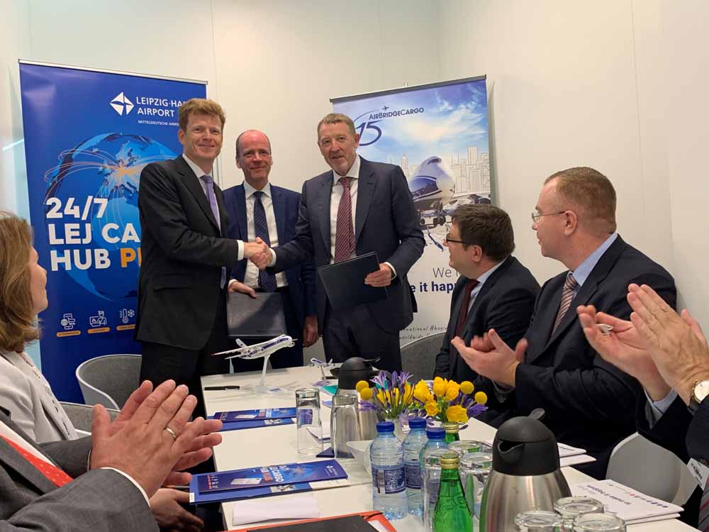 From left to right: Gцtz Ahmelmann, CEO at Mitteldeutsche Flughafen AG (MFAG), Dr Matthias Hass, Minister of Finances in the Free State of Saxony, Aleksey Isaykin, President of Volga-Dnepr Group.