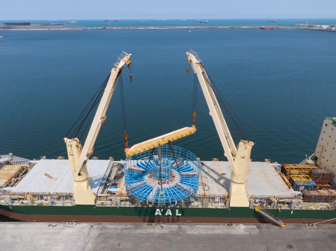 AAL Nanjing discharging the giant cable carousel in Taiwan.