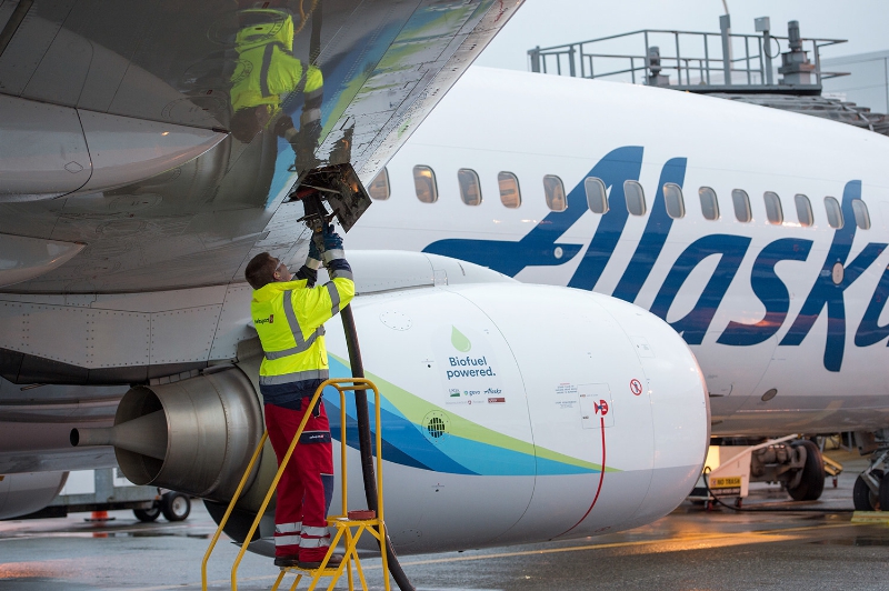 Swissport fuel manager Jarid Svraka fuels an Alaska Airlines flight powered with a 20 percent blend of biofuel made from forest residuals in Sea-Tac Washington on Nov. 14, 2016. (PRNewsFoto/Alaska Airlines)