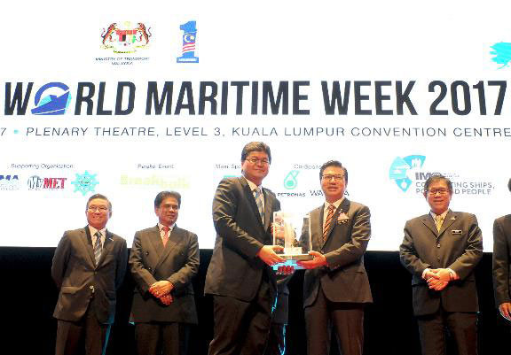  (third from left) Dato’ Azman Shah Mohd Yusof, Chief Executive Officer of Northport (Malaysia) Bhd receiving the Outstanding Performance Award – Port from YB Dato’ Sri Liow Tiong Lai, Minister of Transport Malaysia.