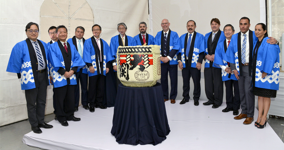 The Yusen Logistics team celebrated the opening of the warehouse with the Kagami-Biraki ceremony, a traditional Japanese celebration marking special events